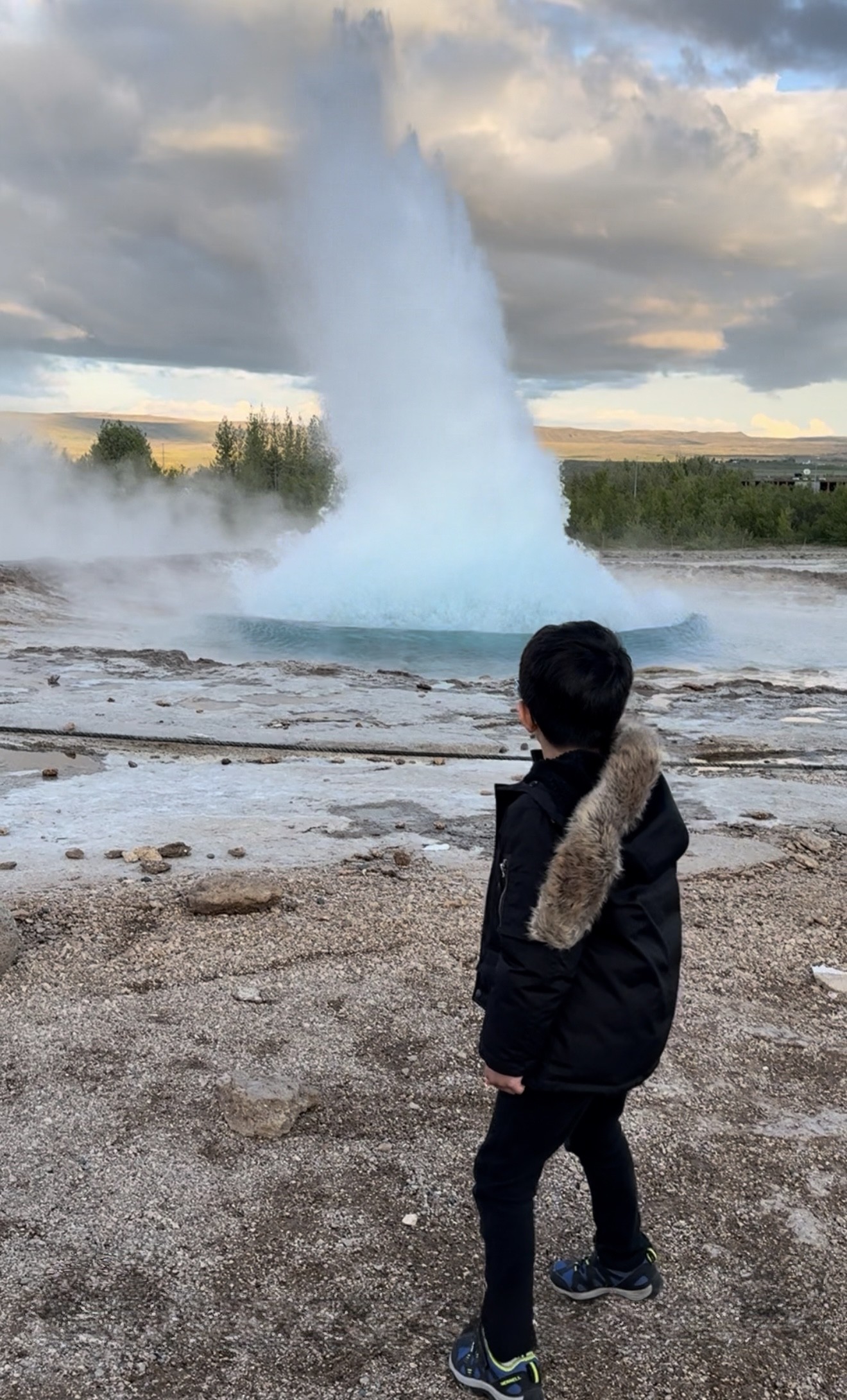 Zayn admiring the Geyser as it erupts